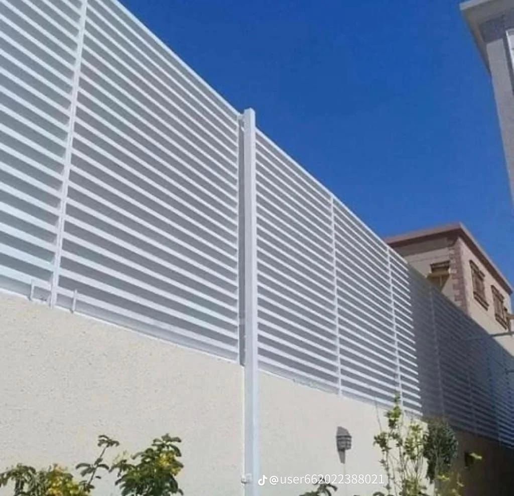 سواتر حديد شرائح لوفر باللون الأبيض في مكة